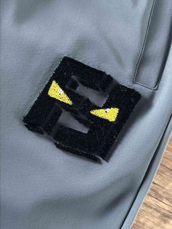 LOEWE2023ss latest high-end quality ▪️The pattern, fabric and hardware are all customized at the counter at 1:1 The trousers are made of 100% pure cotton fabric, and after heavy washing, the trousers are very soft - Image 4