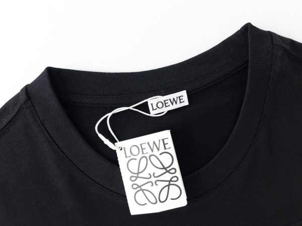 LOEWE / neon embroidery fluorescent powder short-sleeved T-shirt The effect of spraying monkeys on the chest is very recognizable   Each needle and thread is fine. Japanese Tajima embroidery machine hollow embroidery. This embroidery has a super three-dimensional effect and a density of more than 40,000 needles. - Image 5