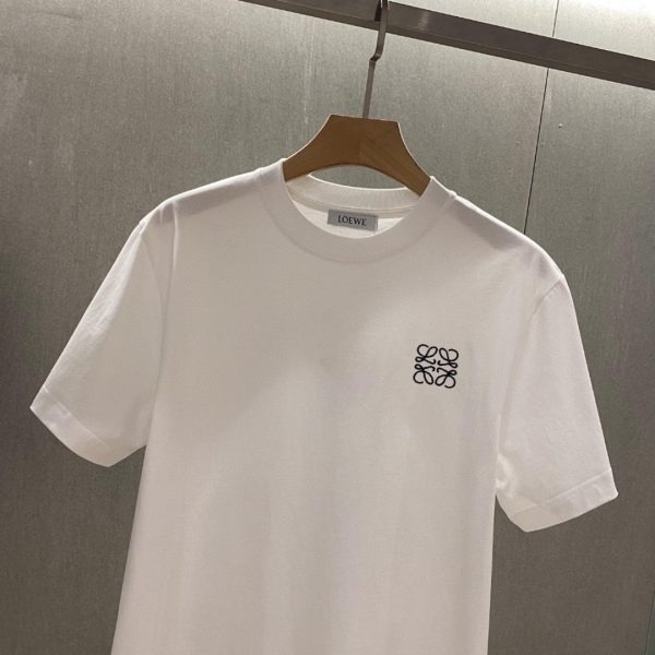 LOEWE 2023 men's round neck short-sleeved T-shirt is new! Signature embroidered small LOGO, simple but exquisite, selected customer-supplied imported fabrics - Image 3