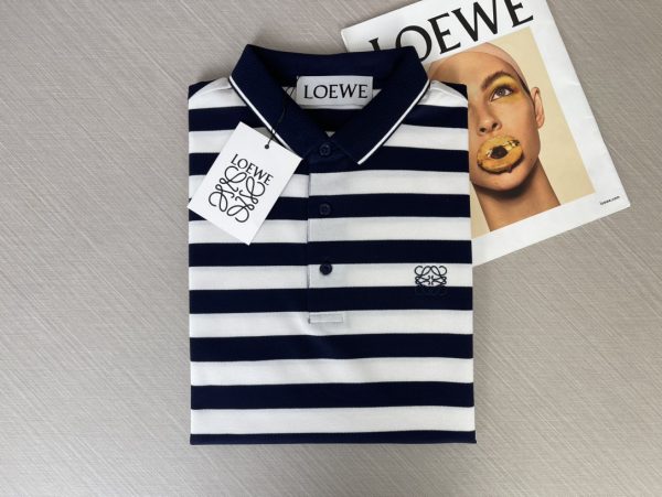 Loewe's 2023 latest lapel short-sleeved POLO shirt! High-end goods are coming! Special official website hot spring and summer Milan Fashion Week catwalk new products: men's must-have items - Image 3