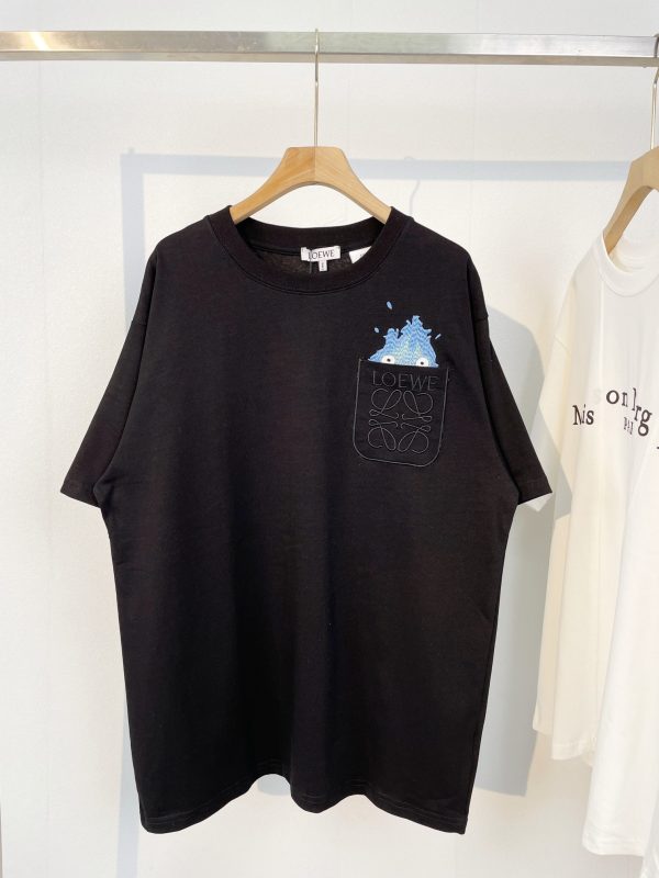 LOEWE # Exclusive custom weaving and dyeing pure cotton material has a superb texture, high-quality embroidery on the front chest, small flames, small flames, Haer's moving castle, solid color, simple and all-match models