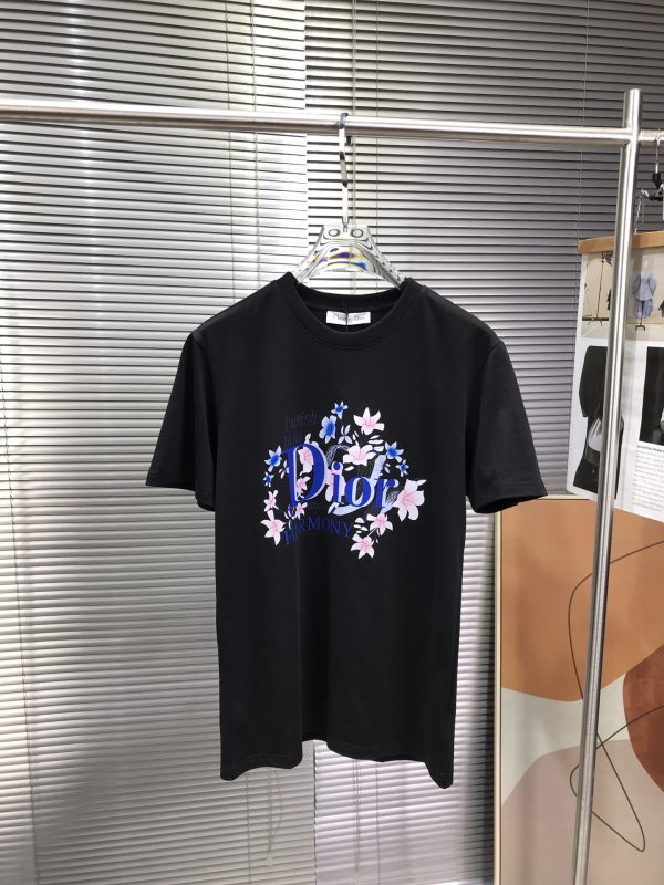 Dior2023 spring and summer men and women of the same style ?round neck short-sleeved T-shirt, Italian original order channel, very personalized and high-end style, logo pattern embossed craft design! Couple style cotton short-sleeved T-shirt - Image 8