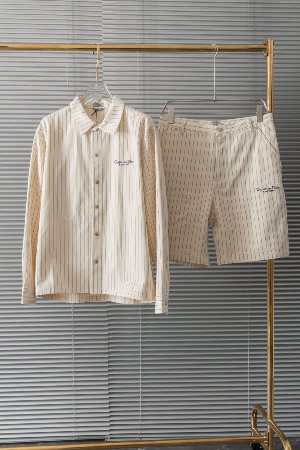 Dior/ stripe embroidery apricot jeans! Special counter 7000k to buy the original pattern opening, fixed weaving, fixed dyeing, stripe cycle pure cotton denim denim fabric, the original gray fabric is washed and desizing treatment, and the hand feel is restored to the fabric surface, and the fluffy feeling is super silky