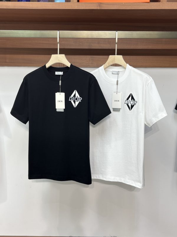 Dior 2023 spring and summer new men's and women's same style ? short-sleeved T-shirts, available at counters at the same time! Customized exclusive cotton fabric