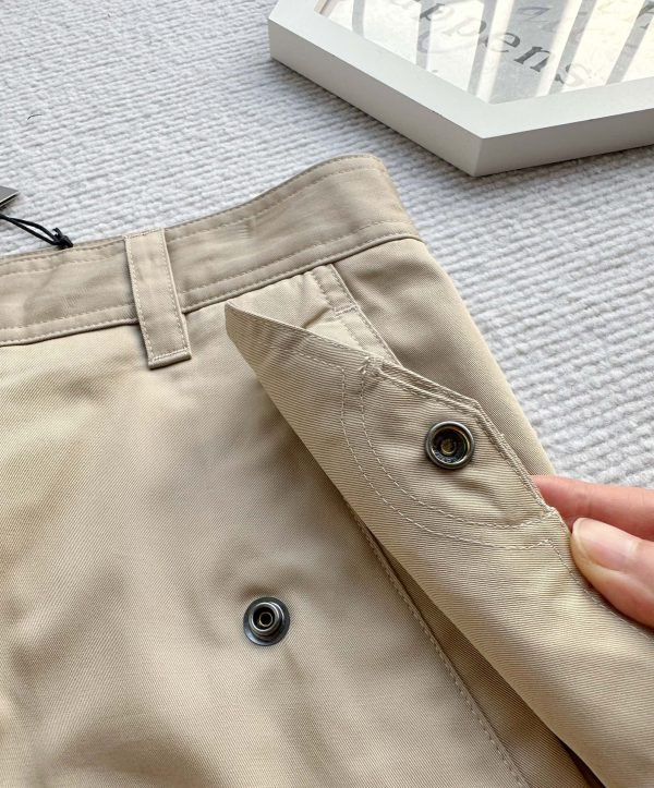 ꫛꫀꪝ❥ ???? Overalls These cargo pants combine utilitarian aesthetics with modern appeal. Crafted from beige cotton-blend canvas, it's finished with a tonal embossed Dior signature on the back for added sophistication - Image 5