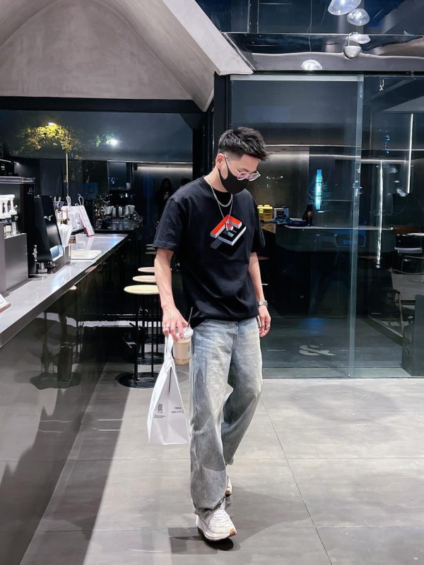 Fendi  2023 spring and summer new logo logo design couple short-sleeved T-shirts! Counter synchronization! Simple logo element long-sleeved T-shirt - Image 5