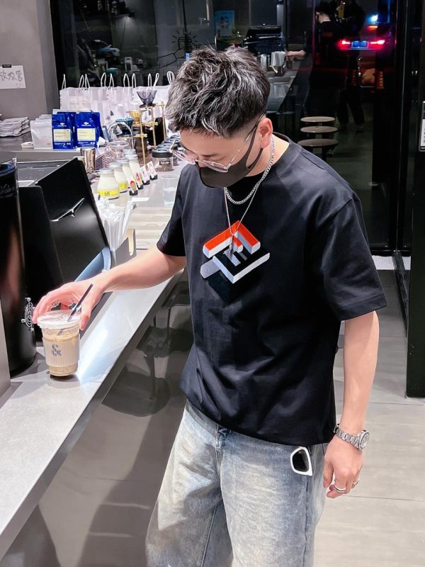 Fendi  2023 spring and summer new logo logo design couple short-sleeved T-shirts! Counter synchronization! Simple logo element long-sleeved T-shirt - Image 3