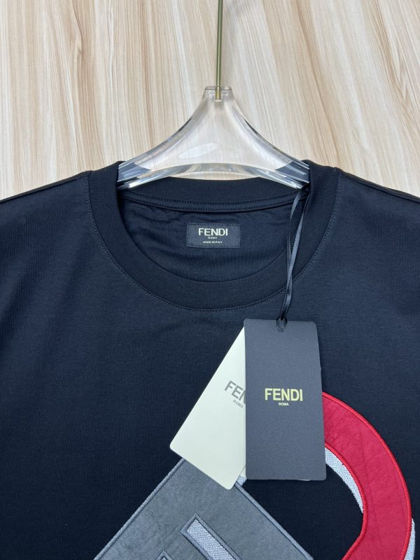 Big picture embroidered paper clip contrast double F round neck short-sleeved T-shirt, same style as ZG, with embroidery details and oversized 3D effect on the front in mixed tones Fendi - Image 13