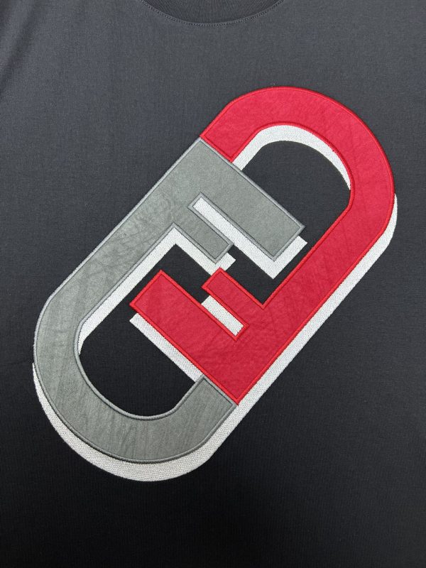Big picture embroidered paper clip contrast double F round neck short-sleeved T-shirt, same style as ZG, with embroidery details and oversized 3D effect on the front in mixed tones Fendi - Image 12