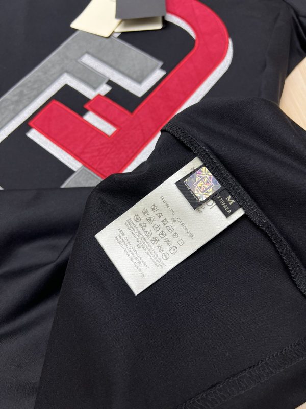 Big picture embroidered paper clip contrast double F round neck short-sleeved T-shirt, same style as ZG, with embroidery details and oversized 3D effect on the front in mixed tones Fendi - Image 10