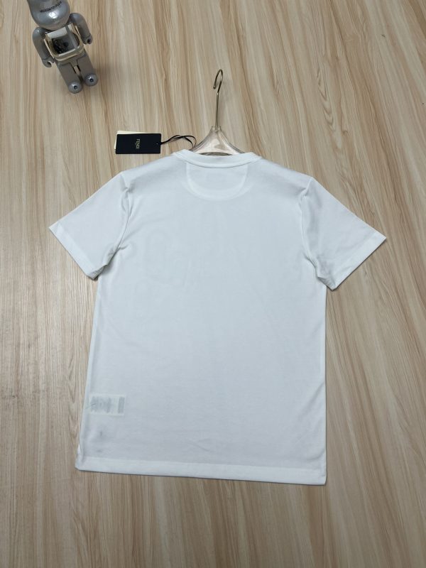 Big picture embroidered paper clip contrast double F round neck short-sleeved T-shirt, same style as ZG, with embroidery details and oversized 3D effect on the front in mixed tones Fendi - Image 7