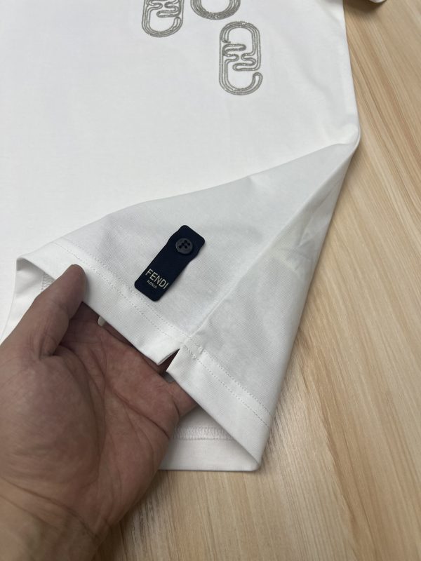 Big picture embroidered paper clip contrast double F round neck short-sleeved T-shirt, same style as ZG, with embroidery details and oversized 3D effect on the front in mixed tones Fendi - Image 4