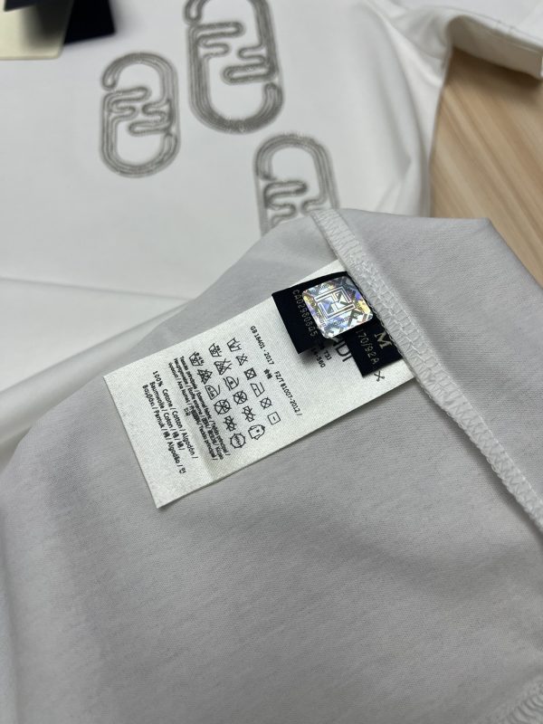 Big picture embroidered paper clip contrast double F round neck short-sleeved T-shirt, same style as ZG, with embroidery details and oversized 3D effect on the front in mixed tones Fendi - Image 3