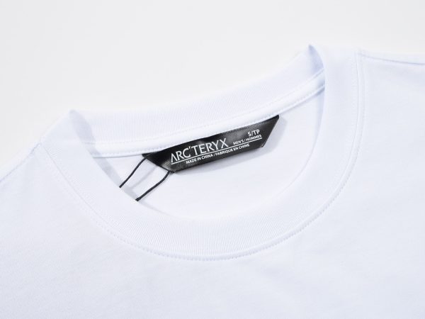 JIL SANDER's early spring new round neck short-sleeved T-shirt is minimalist with only one brand LOGO, which is the consistent style of JIS SANDER. You can think that its design is so simple that it does not have any extra decorations. In fact, a touch of "street" playfulness has been quietly mixed in. This T-shirt recommended today interprets - Image 17