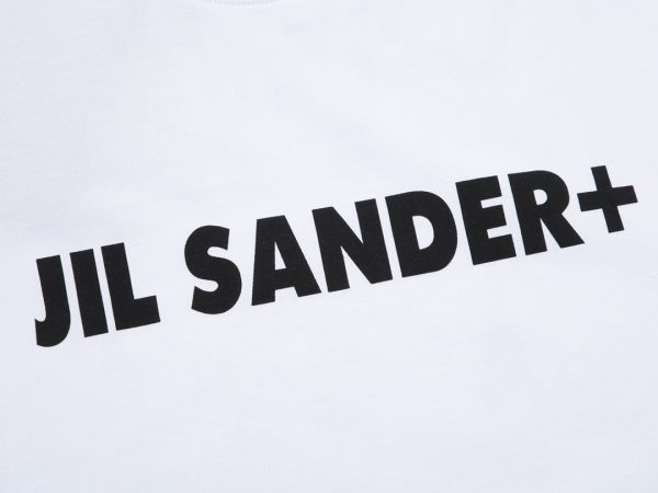 JIL SANDER's early spring new round neck short-sleeved T-shirt is minimalist with only one brand LOGO, which is the consistent style of JIS SANDER. You can think that its design is so simple that it does not have any extra decorations. In fact, a touch of "street" playfulness has been quietly mixed in. This T-shirt recommended today interprets - Image 16