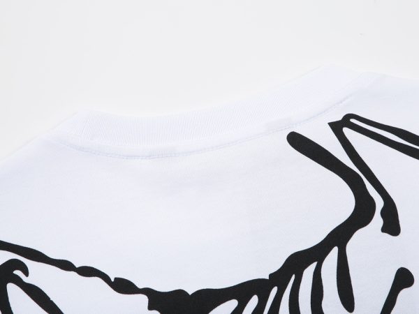 JIL SANDER's early spring new round neck short-sleeved T-shirt is minimalist with only one brand LOGO, which is the consistent style of JIS SANDER. You can think that its design is so simple that it does not have any extra decorations. In fact, a touch of "street" playfulness has been quietly mixed in. This T-shirt recommended today interprets - Image 14