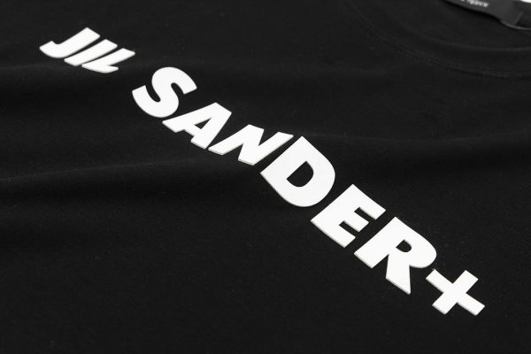 JIL SANDER's early spring new round neck short-sleeved T-shirt is minimalist with only one brand LOGO, which is the consistent style of JIS SANDER. You can think that its design is so simple that it does not have any extra decorations. In fact, a touch of "street" playfulness has been quietly mixed in. This T-shirt recommended today interprets - Image 7
