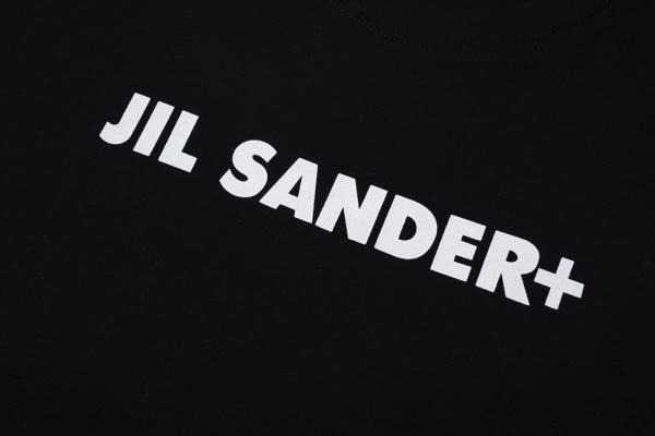 JIL SANDER's early spring new round neck short-sleeved T-shirt is minimalist with only one brand LOGO, which is the consistent style of JIS SANDER. You can think that its design is so simple that it does not have any extra decorations. In fact, a touch of "street" playfulness has been quietly mixed in. This T-shirt recommended today interprets - Image 6