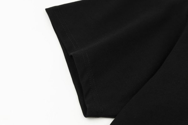 JIL SANDER's early spring new round neck short-sleeved T-shirt is minimalist with only one brand LOGO, which is the consistent style of JIS SANDER. You can think that its design is so simple that it does not have any extra decorations. In fact, a touch of "street" playfulness has been quietly mixed in. This T-shirt recommended today interprets - Image 5