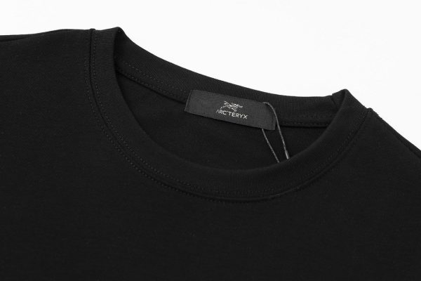 JIL SANDER's early spring new round neck short-sleeved T-shirt is minimalist with only one brand LOGO, which is the consistent style of JIS SANDER. You can think that its design is so simple that it does not have any extra decorations. In fact, a touch of "street" playfulness has been quietly mixed in. This T-shirt recommended today interprets - Image 3