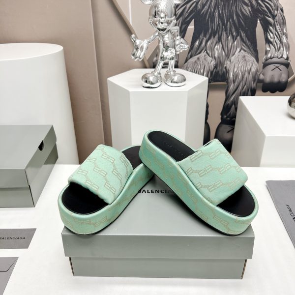 Must-have slippers in this IN era Balenciaga net red star with the same style of muffin sandals, original imported knitted letter craft, shake non-slip thick bottom - Image 3