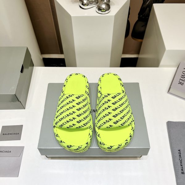 This year's main LeCagole series slippers, put on the most handsome motorcycle style series of Balenciaga, and become the most beautiful woman on the street! ! ? (Top version, exclusive release.) New Arrival | Balenciagacagole Stud Buckle Sandals