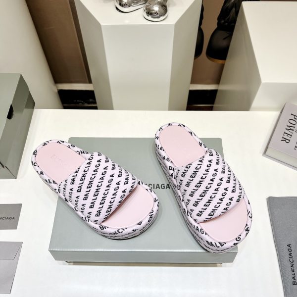 The must-have slippers in this IN era. Balenciaga net red star with the same muffin sandals