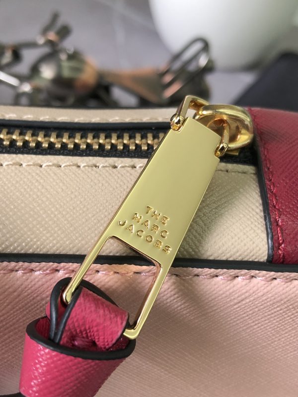 THE Marc Jacobs Vertical Phone Bag Saffiano Leather Pink Model M0016765—697 - Image 4